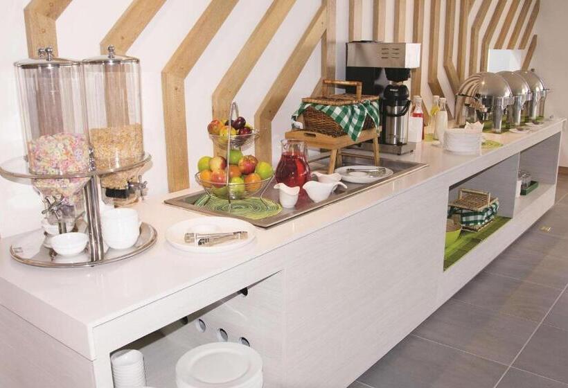 Отель La Quinta By Wyndham Medellin