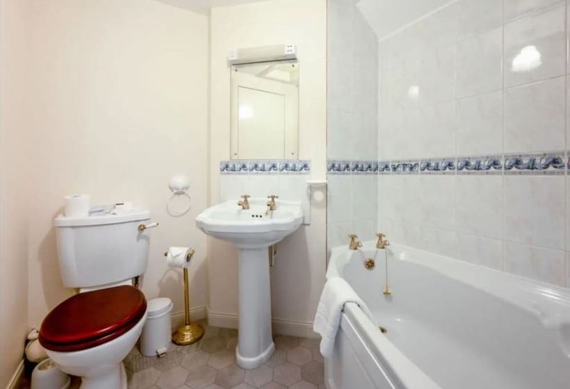 Отель Loch Ness Lodge