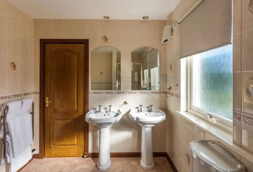 Отель Loch Ness Lodge