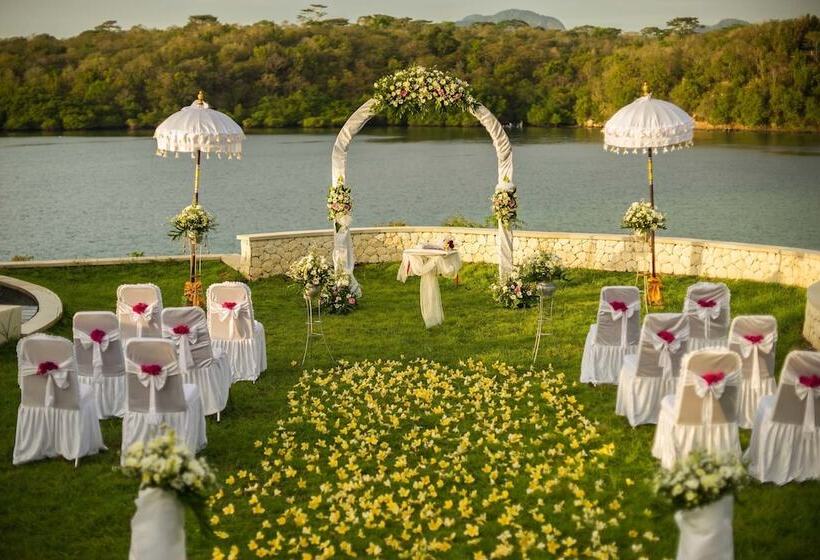 בית מלון כפרי Menjangan Dynasty Resort