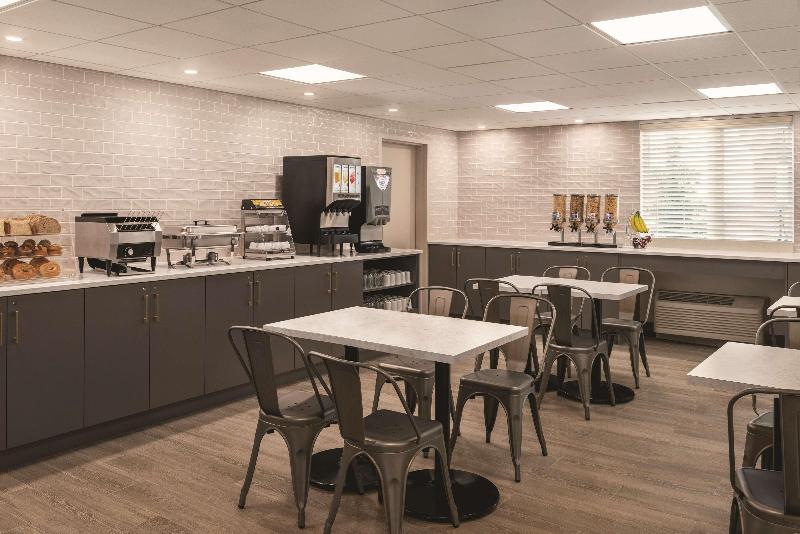 בית מלון כפרי Park Inn By Radisson, Calgary Airport North, Ab