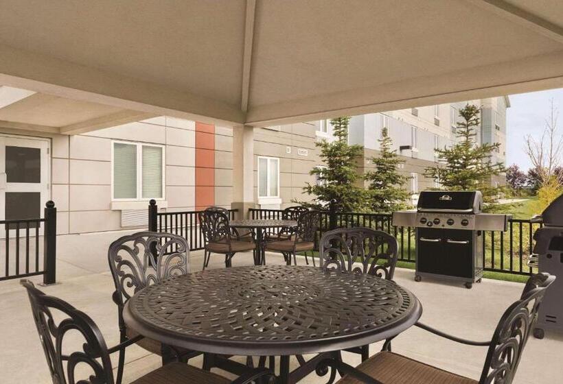 בית מלון כפרי Park Inn By Radisson, Calgary Airport North, Ab
