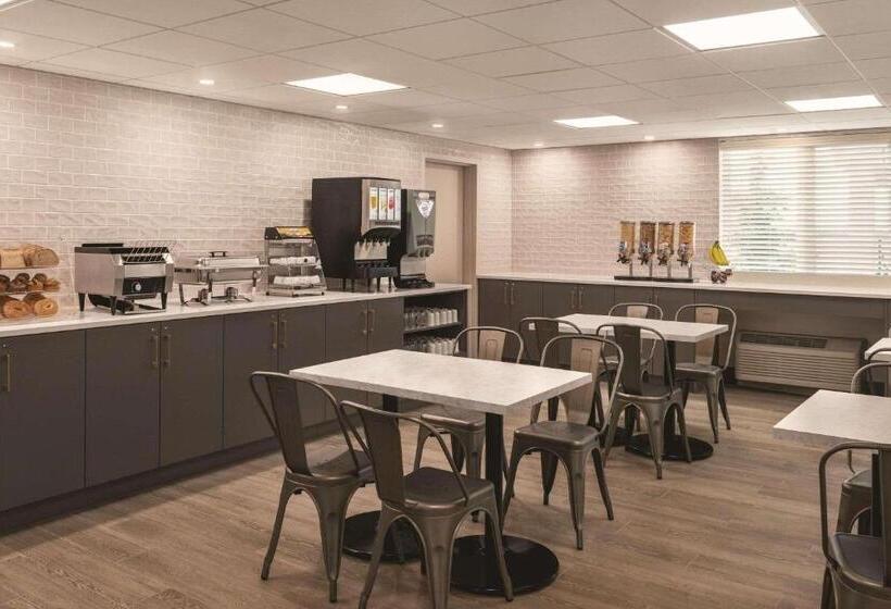 בית מלון כפרי Park Inn By Radisson, Calgary Airport North, Ab