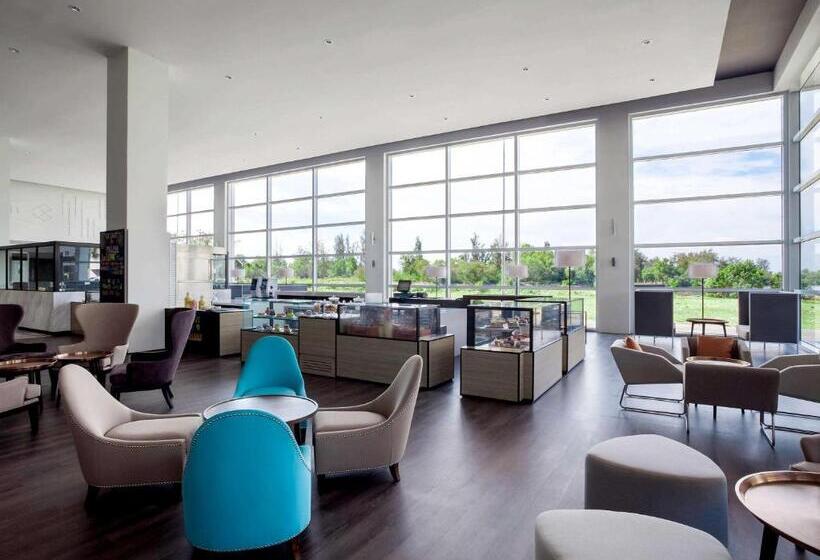 ホテル Pullman Miri Waterfront