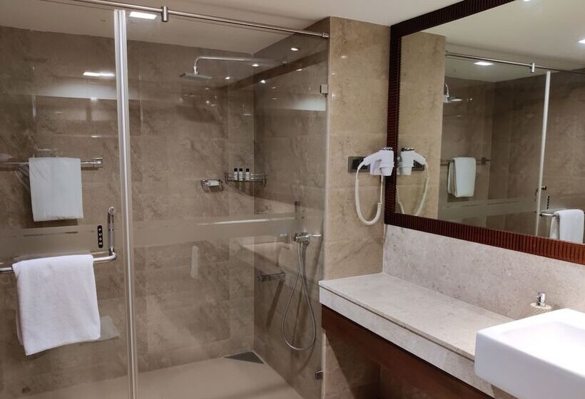 Hotel The Raviz Calicut