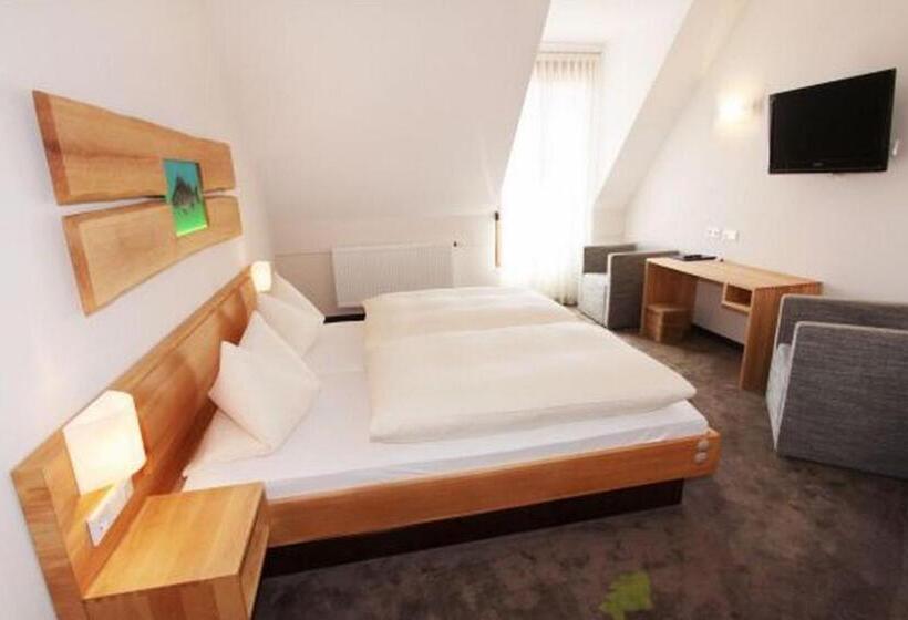 Karpfenhotel & Herrenhaus Im Gasthaus Sindel Buckel