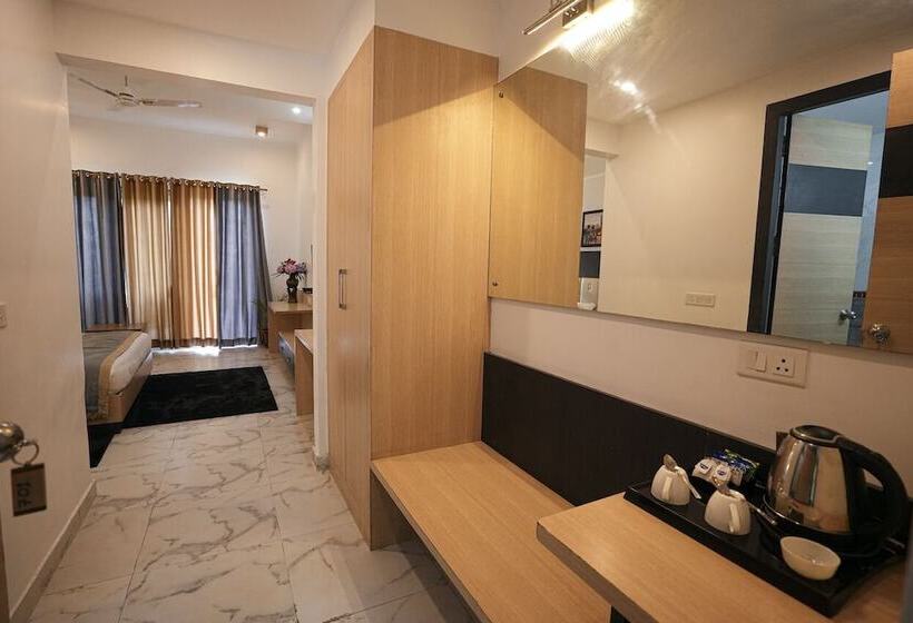 בית מלון כפרי Chirping Hills Resort,bhimtal