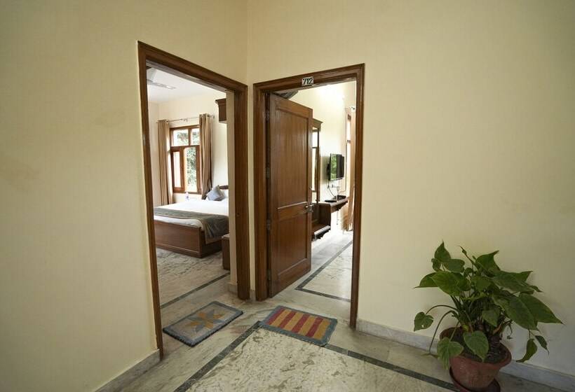 בית מלון כפרי Chirping Hills Resort,bhimtal