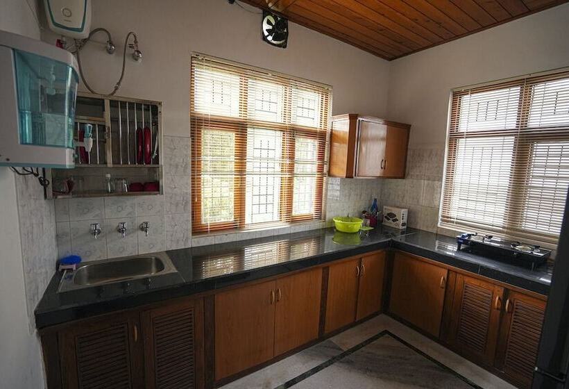 בית מלון כפרי Chirping Hills Resort,bhimtal