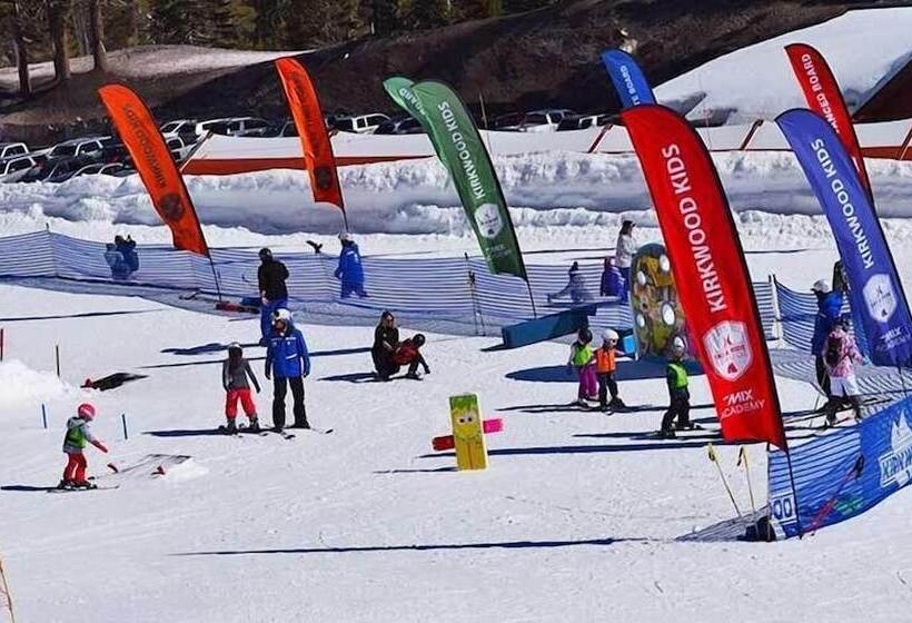 בית מלון כפרי Creekside Lodge