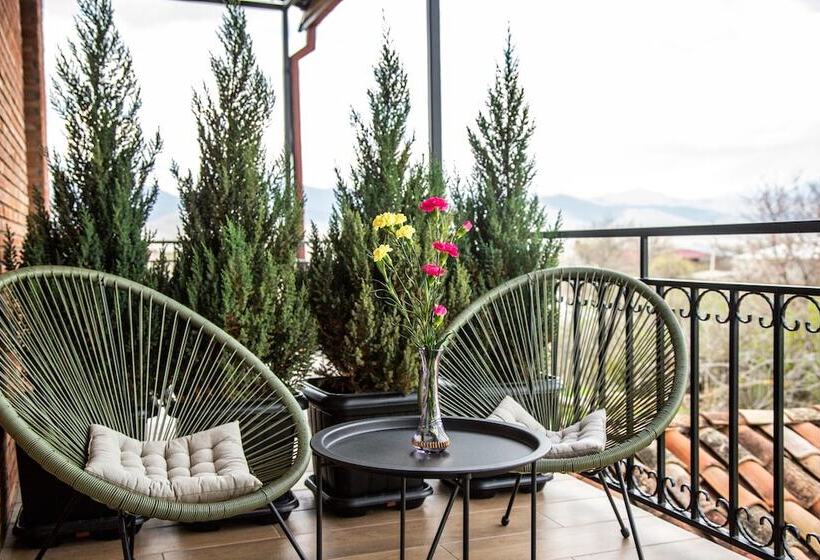 هتل Giorgi Ushikishvili Chateau Celler