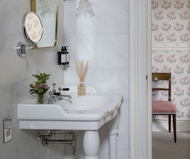 Отель Leonardslee House