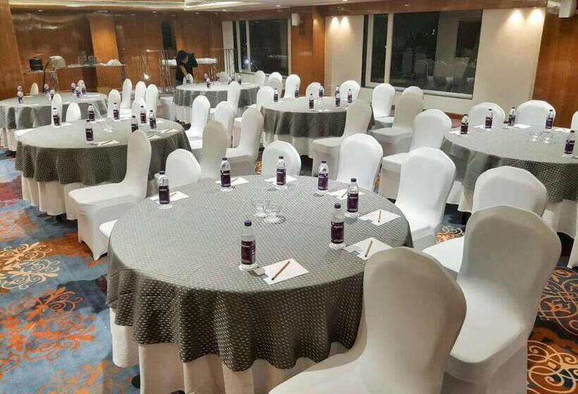 فندق Shyama Sarovar Portico