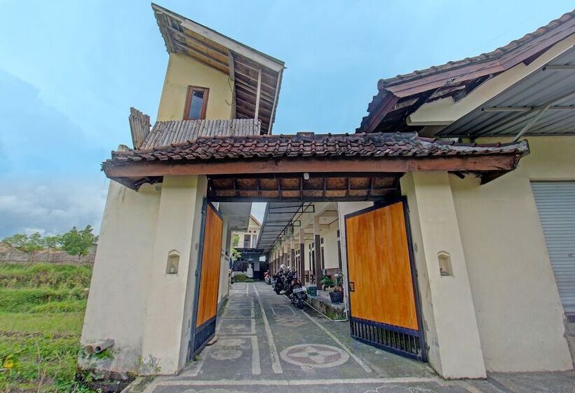 Отель Spot On 91981 Diwi Homestay