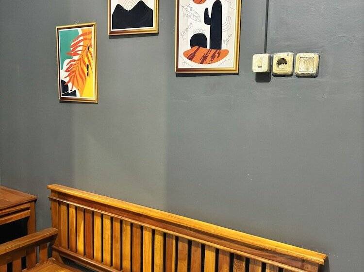 ホテル Ngekost Harian