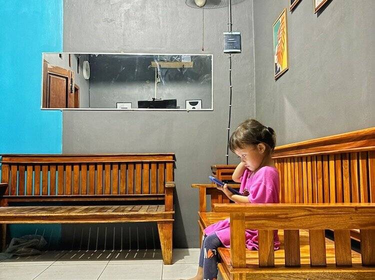 ホテル Ngekost Harian