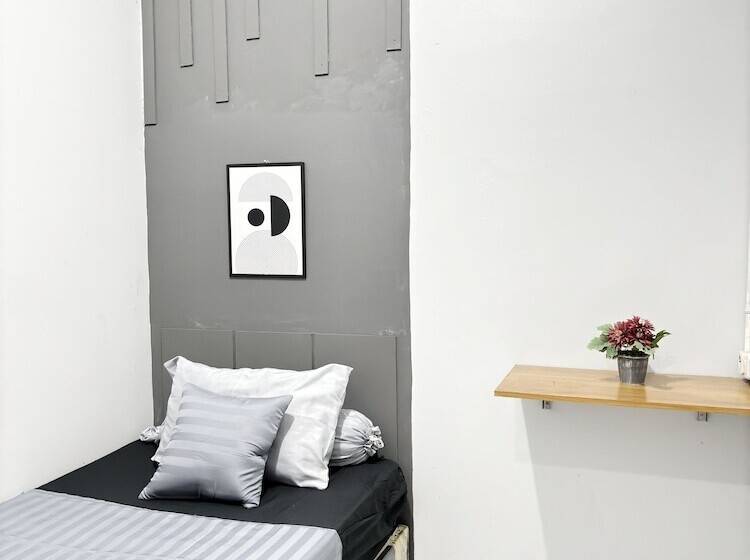 ホテル Ngekost Harian