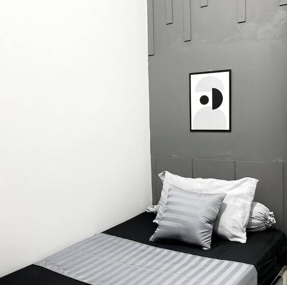 ホテル Ngekost Harian