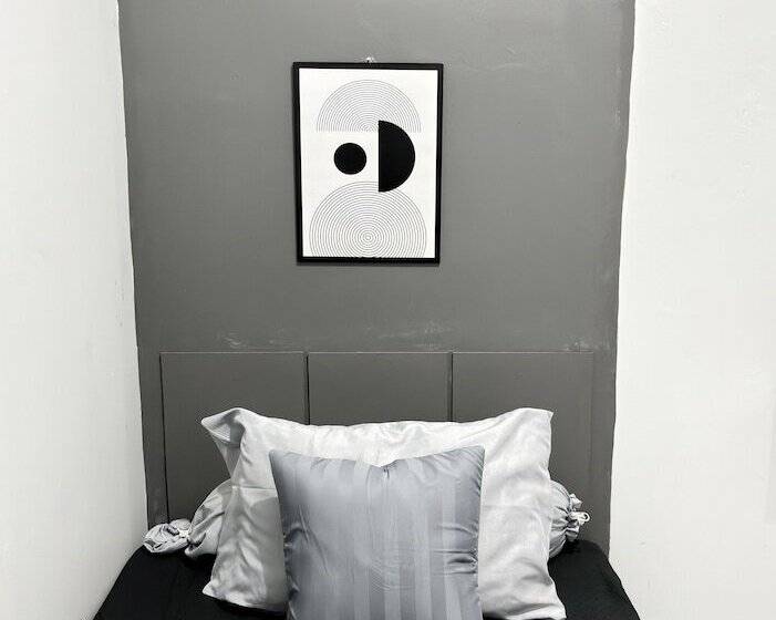 ホテル Ngekost Harian