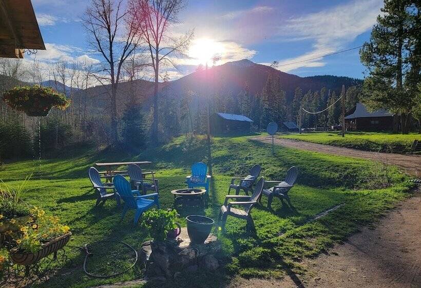 민박 Bear Creek Guest Ranch