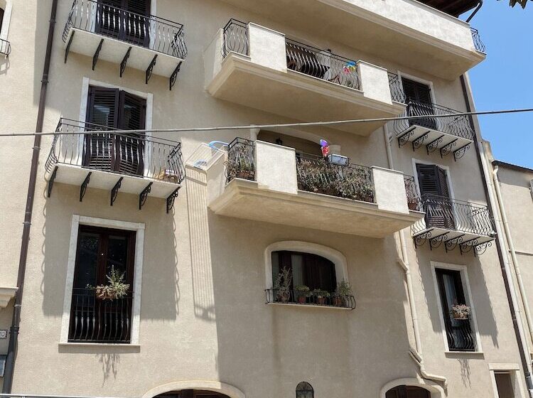 تختخواب و صبحانه Scala Dei Turchi Palace Suites