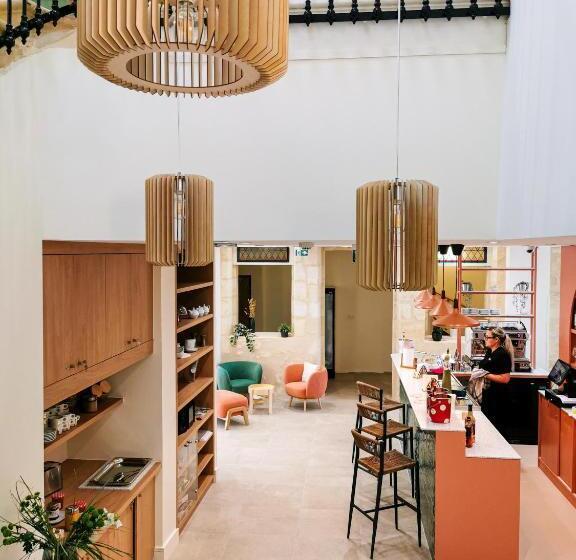 Bloom Hostel Bar & Garden