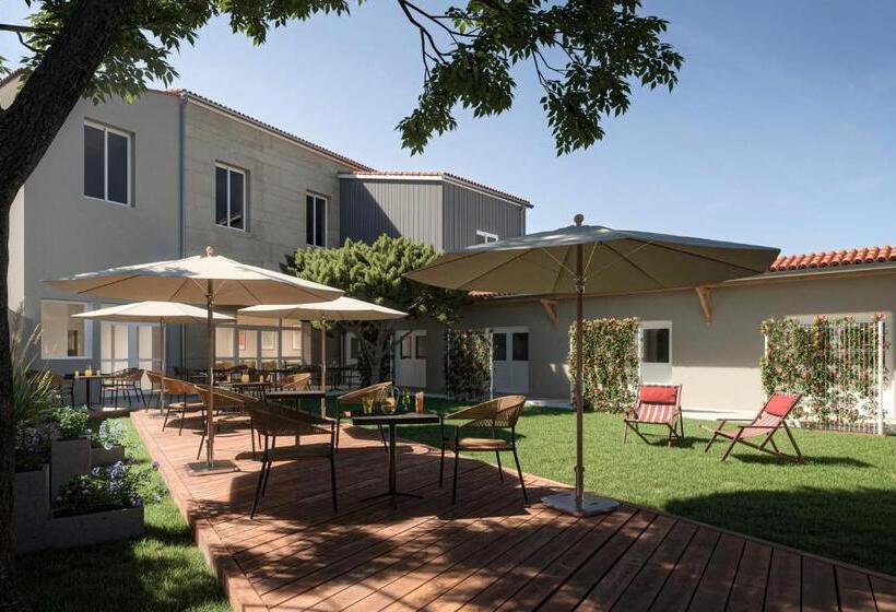 Bloom Hostel Bar & Garden