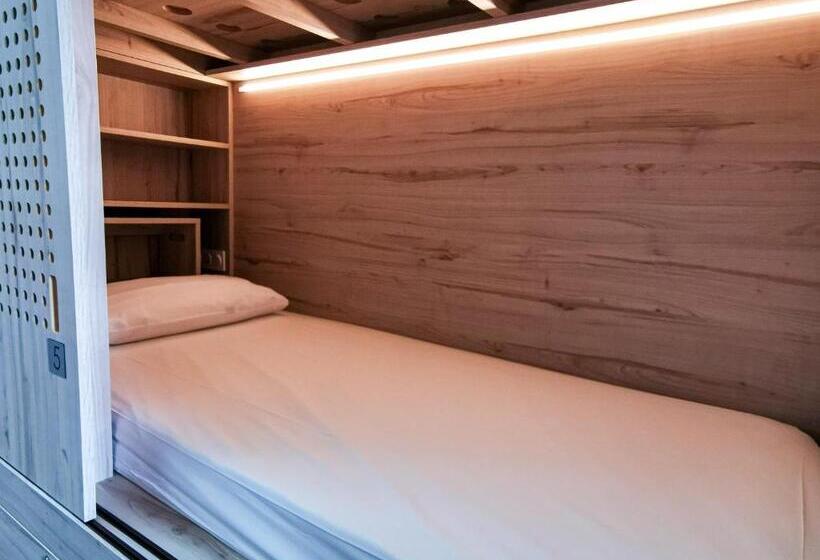 Bloom Hostel Bar & Garden