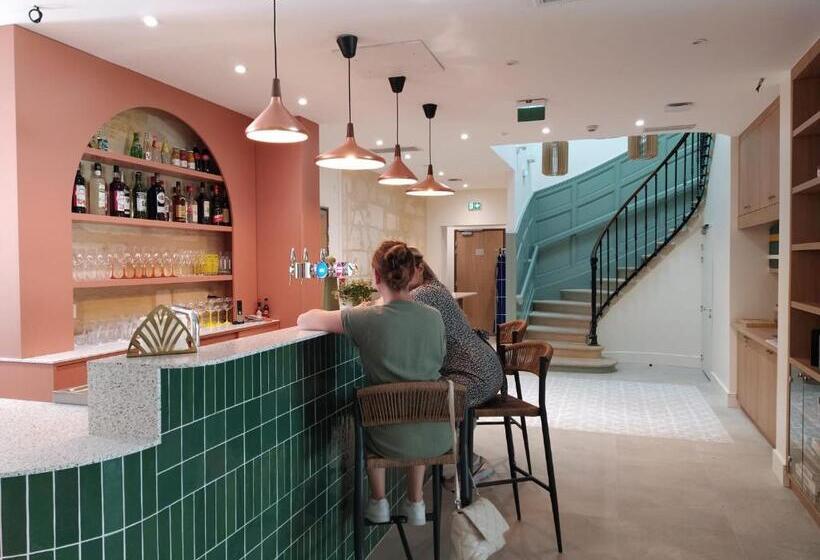 Bloom Hostel Bar & Garden