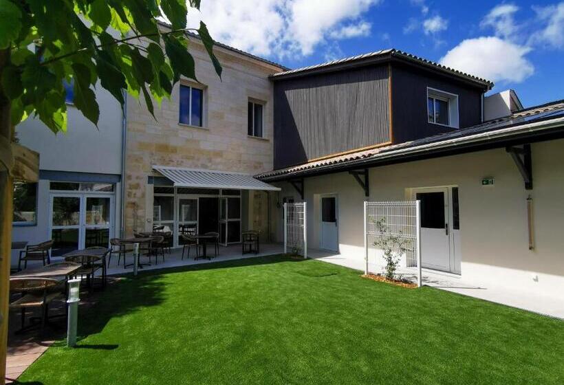 Bloom Hostel Bar & Garden