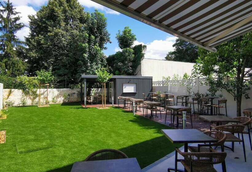 Bloom Hostel Bar & Garden