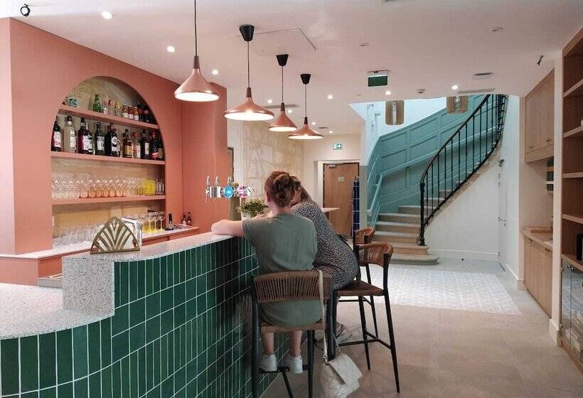 Bloom Hostel Bar & Garden