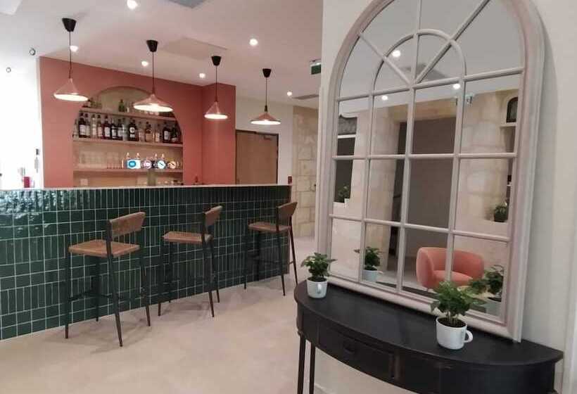 Bloom Hostel Bar & Garden