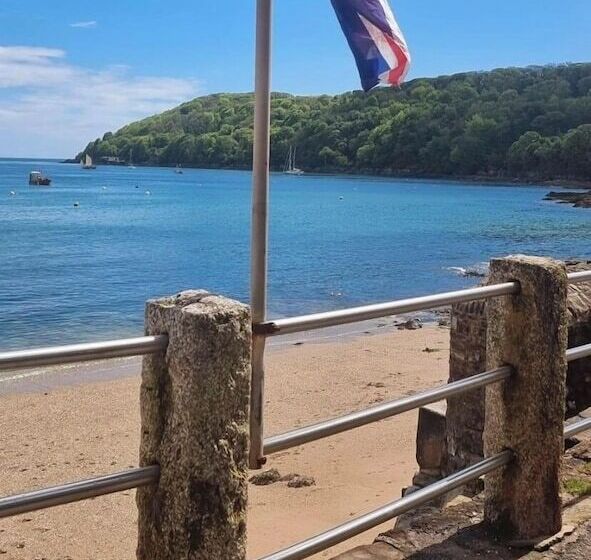 Boutique Luxury Bell Tent Near Torpoint