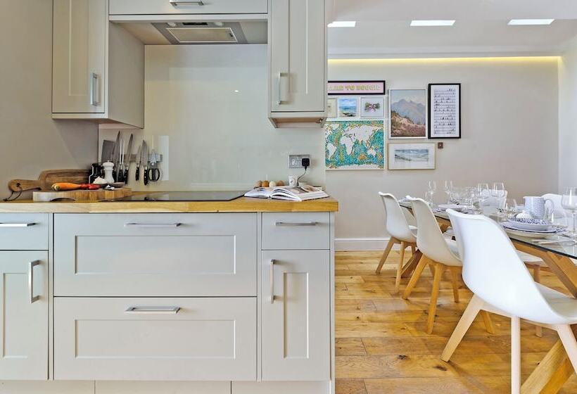 Family Home In Battersea By Underthedoormat