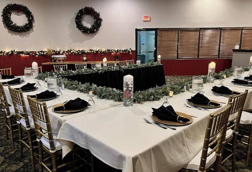 فندق Crookston Inn & Convention Center