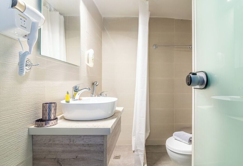 בית מלון כפרי Asterion Luxury Studios Airport