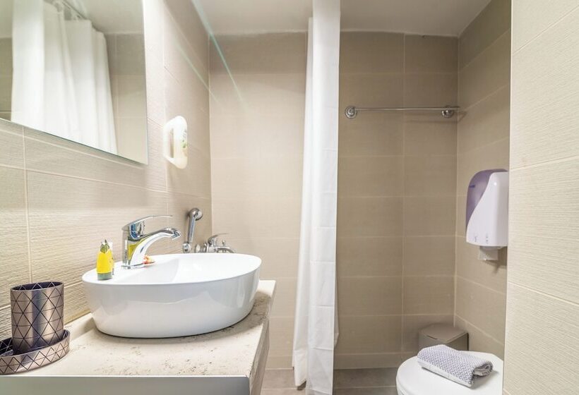 בית מלון כפרי Asterion Luxury Studios Airport