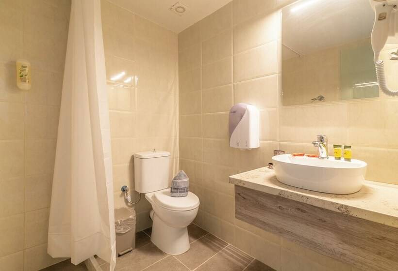 בית מלון כפרי Asterion Luxury Studios Airport