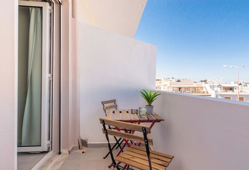 בית מלון כפרי Asterion Luxury Studios Airport