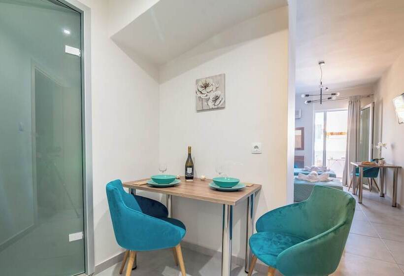 בית מלון כפרי Asterion Luxury Studios Airport