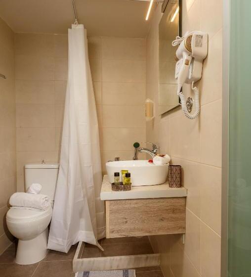 בית מלון כפרי Asterion Luxury Studios Airport