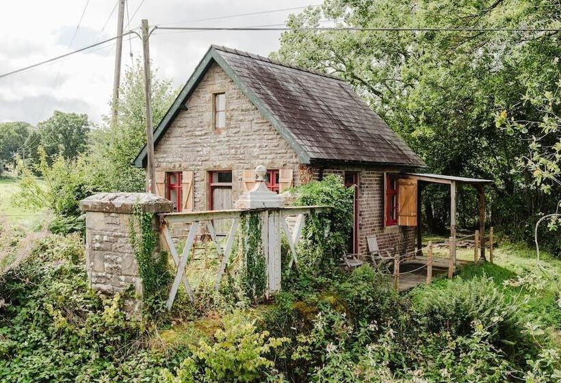 Отель Beautiful Riverside Lodge In Newbridge On Wye