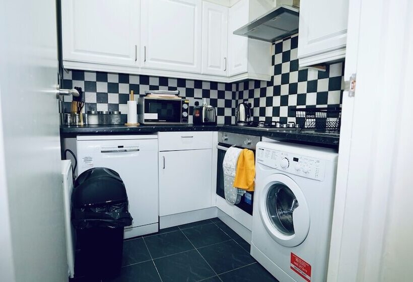 酒店 F3 Cranbrook Stunning Apt Free Parking