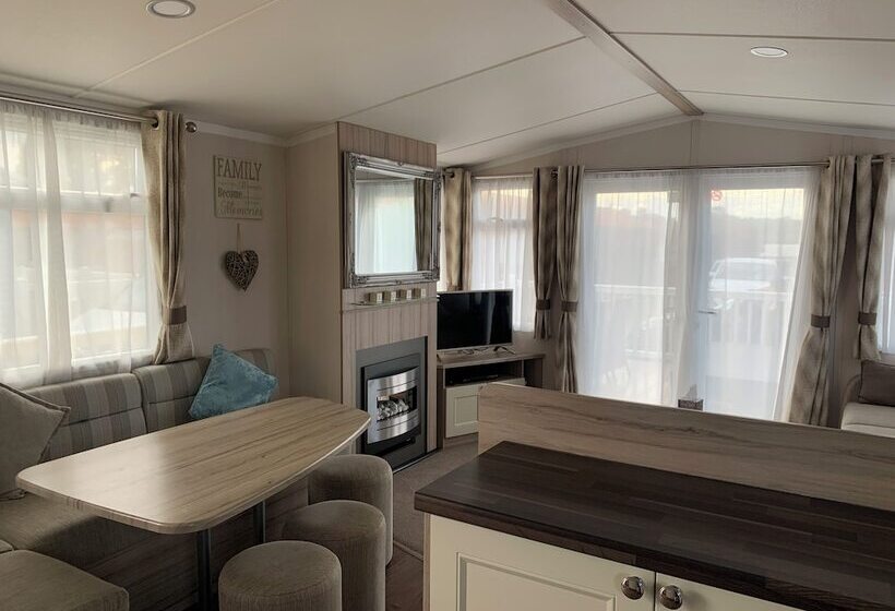 Отель Hot Tub Break Away Castle View