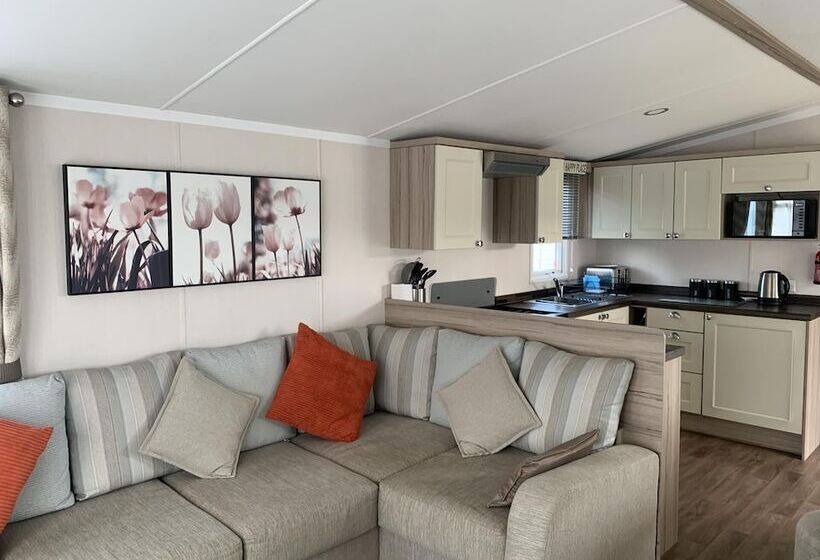 Отель Hot Tub Break Away Castle View