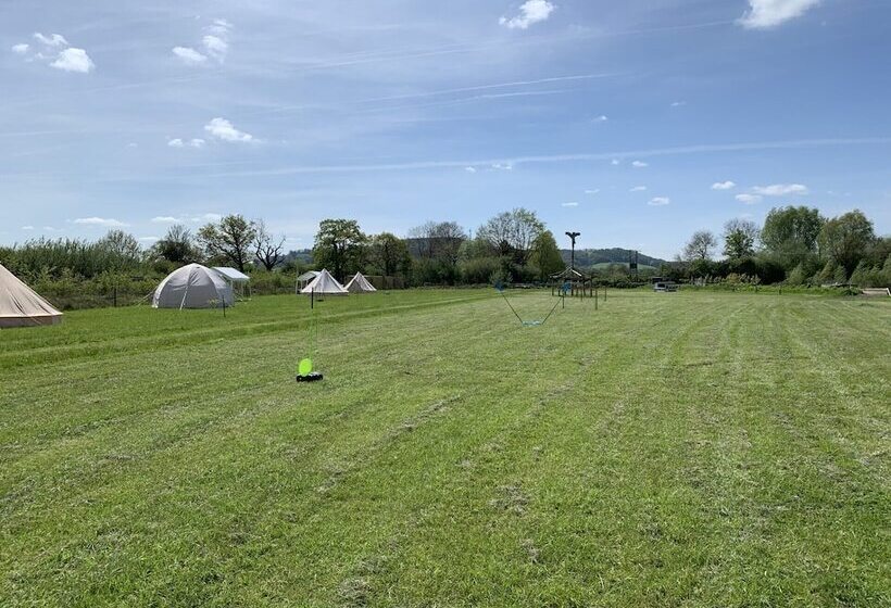 Отель Inviting 3 Bedroom Lodge In Ashton Under Hill