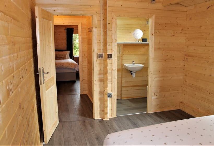 Отель Inviting 3 Bedroom Lodge In Ashton Under Hill