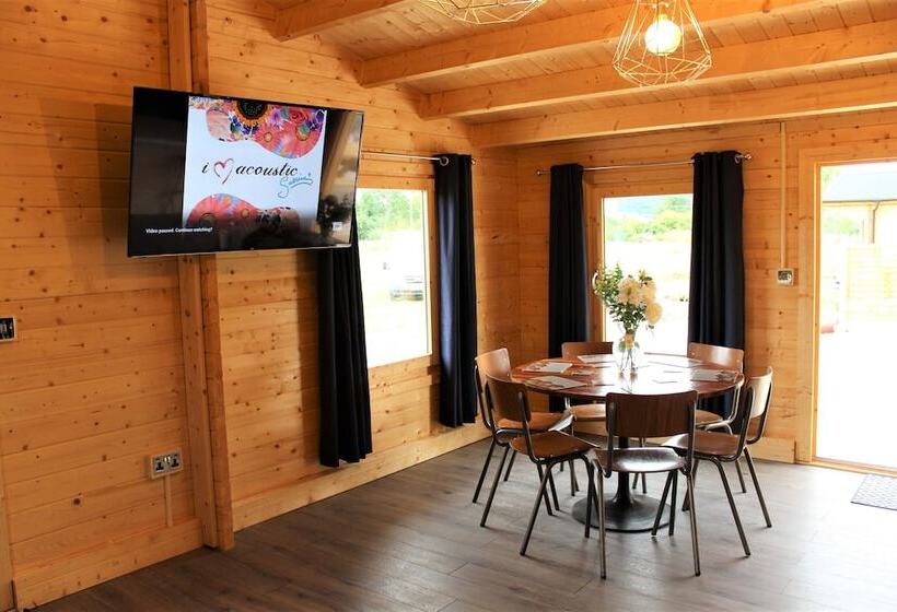 Отель Inviting 3 Bedroom Lodge In Ashton Under Hill