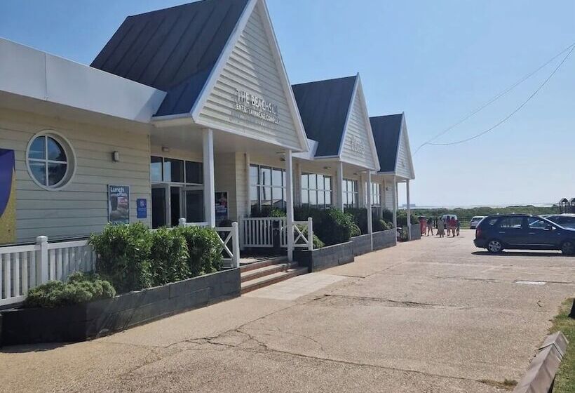 هتل Luxuary Static Caravan Sleeps 6 Coopers Beach   Luxurious Get Away